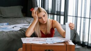 Adotar estratégias para controlar os gastos é fundamental para pagar as dívidas e conseguir sair do vermelho