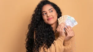 Especialista dá dicas de como usar o 13° salário para aumentar a sua renda e organizar a sua vida financeira em 2025