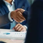 Preparação estratégica, planejamento financeiro e um pitch convincente são essenciais para conquistar investidores no mercado competitivo