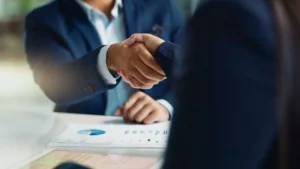 Preparação estratégica, planejamento financeiro e um pitch convincente são essenciais para conquistar investidores no mercado competitivo