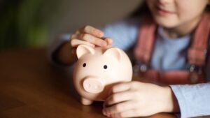 A Investeendo une a educação financeira com a gamificação e já impactou mais de 6 mil jovens com o uso de mais de 40 jogos