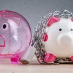 Mesmo quem tem dívidas deve fazer investimentos? Entenda
