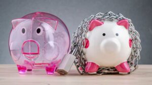 Mesmo quem tem dívidas deve fazer investimentos? Entenda