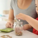 Especialista explica como o dinheiro físico pode ajudar na educação financeira infantil e apresenta dicas para introduzir o tema na rotina das crianças