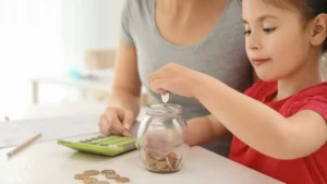 Especialista explica como o dinheiro físico pode ajudar na educação financeira infantil e apresenta dicas para introduzir o tema na rotina das crianças