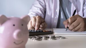 Como pagar uma dívida grande tendo pouco dinheiro? Confira dicas estratégicas!