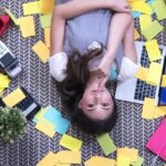 Procrastinação gera estresse, frustração e a sensação de que nunca há tempo suficiente para cumprir tudo o que foi planejado.
