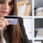 Vale a pena antecipar as parcelas do cartão de crédito? Entenda