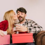 Ideias de presentes criativos e baratos para sair do óbvio no Dia dos Namorados