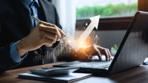 Especialista indica que franquias de baixo custo podem superar os retornos de investimentos de renda fixa, desde que haja dedicação e gestão ativa